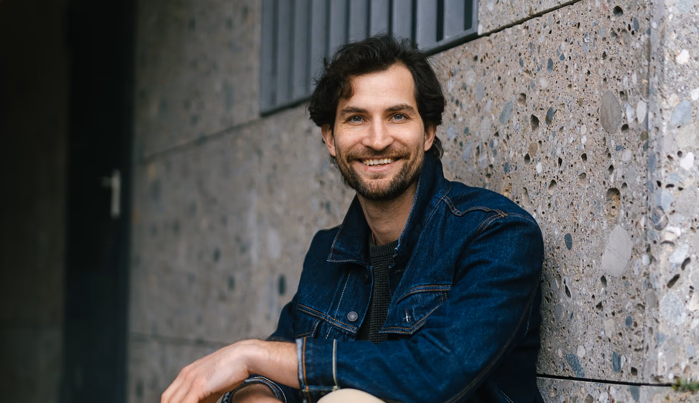 Yasmani Stambader bei der Arbeit — Filmemacher und Gründer von PIÙ VISION
